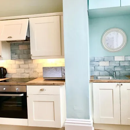 شقة Beautifully Spacious Studio In For 2-4 Guests *