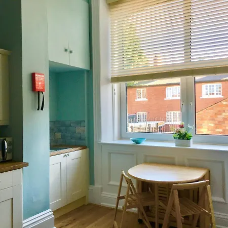 Beautifully Spacious Studio In For 2-4 Guests شقة *