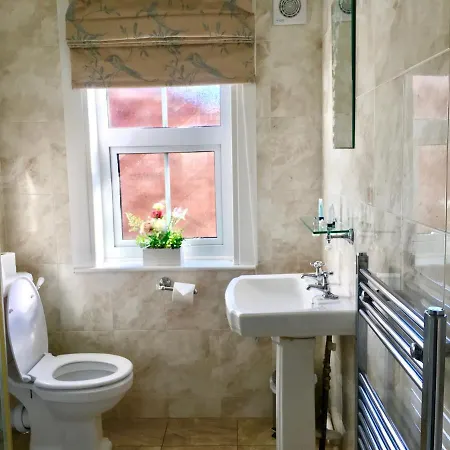 Beautifully Spacious Studio In For 2-4 Guests شقة *